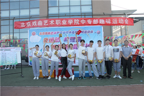 13、拔河比赛高中组舞蹈系获得第二名